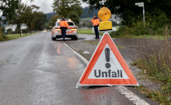 Jugendlicher kollidiert mit Auto - er war ohne Führerausweis und auf einem gestohlenen Roller unterwegs