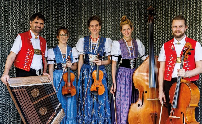 Streichmusiker spielen am Neujahrskonzert und werden von einem Organisten begleitet