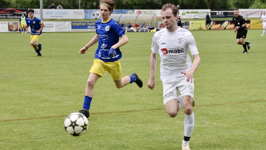 Für Staad (mit Cédric Carrel, in Weiss) wird’s immer ungemütlicher, Diepoldsau (Tamas Szin) spielt weiter vorne mit.