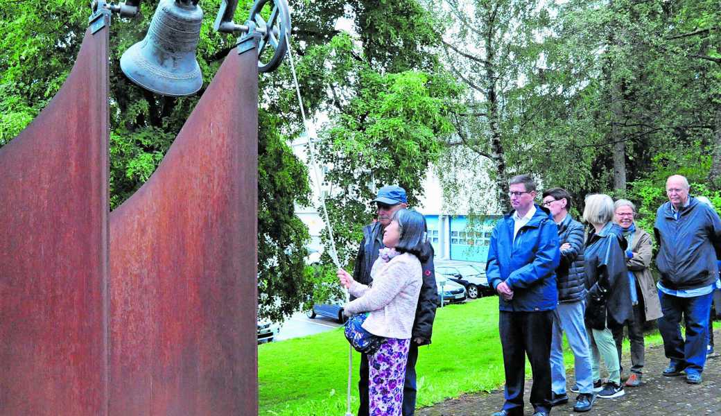 Jeder und jeder der Anwesenden durfte die Friedensglocke erklingen lassen.