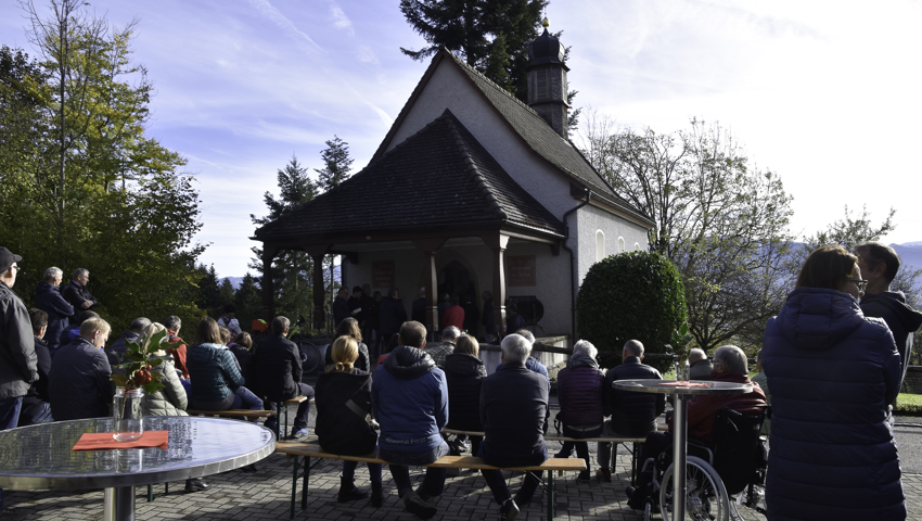 Mindestens so viele Gottesdienstbesucherinnen und -besucher wie drinnen nahmen noch auf Bänken vor der Kapelle Platz. Mindestens so viele Gottesdienstbesucherinnen und -besucher wie drinnen nahmen noch auf Bänken vor der Kapelle Platz.