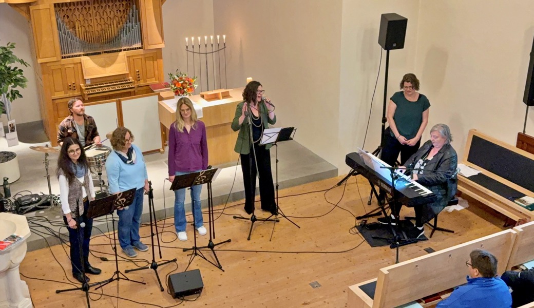 (von links): Ruth Eggenberger, Mathias Meusburger (Percussion), Carola Dörig, Aniela Brockmann, Claudia Loacker, Heidi Heule und Karin Fend (Piano) begeisterten die Gäste.(pd)