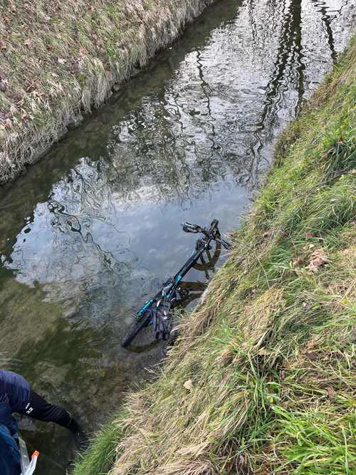 Wegen eines Hundes: E-Bike-Fahrer stürzt in Bach und muss ins Spital Wegen eines Hundes: E-Bike-Fahrer stürzt in Bach und muss ins Spital