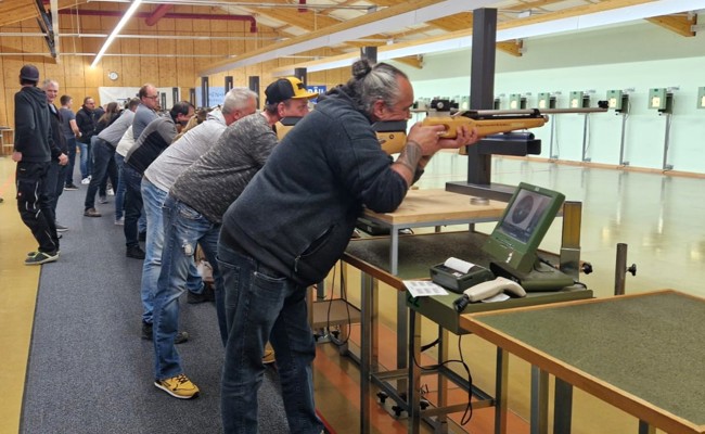 Firmen, Vereine und Familien treten bei der Luftgewehr-Challenge gegeneinander an