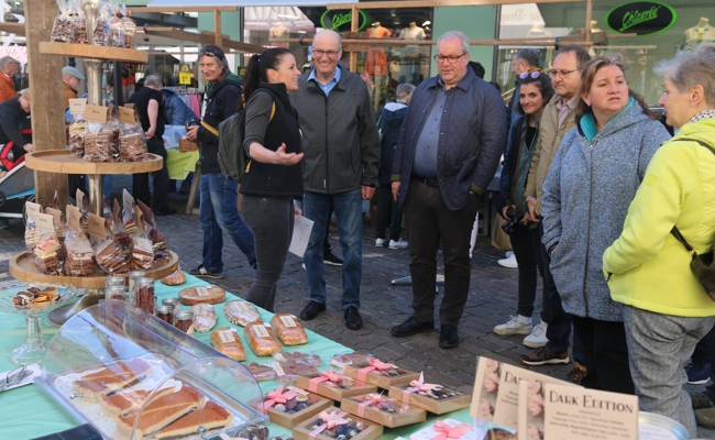 Die Buuremaart-Saison ist eröffnet: Polit-Gäste liessen sich gluschtige Produkte aus der Region zeigen