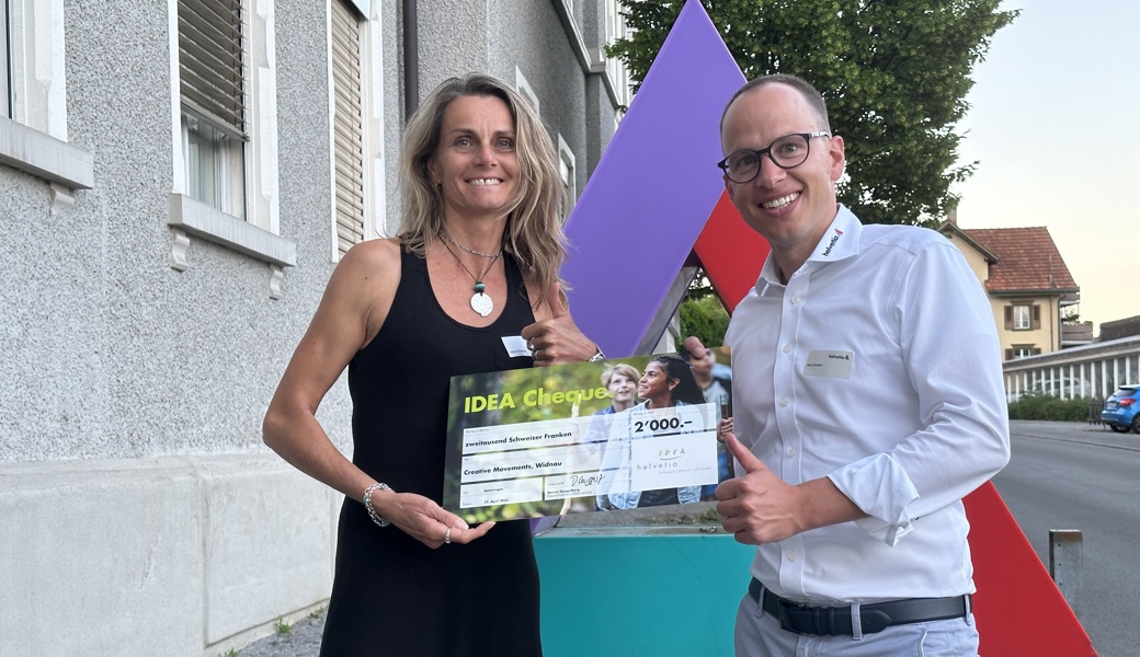 Kathrin Bertényi, Inhaberin und Gründerin von Creative Movements, durfte den Check von der Stiftung IDEA Helvetia von Marc Schwarber (Verkaufsleiter Generalagentur Rheintal Helvetia) dankend entgegennehmen. 