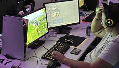 An der LAN-Party leuchten Computer wie bunte Raumschiffe