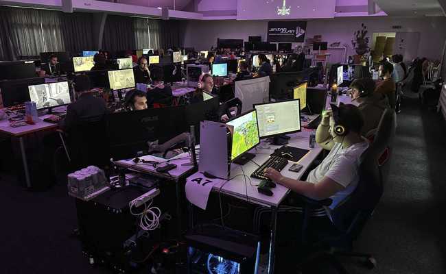An der LAN-Party leuchten Computer wie bunte Raumschiffe