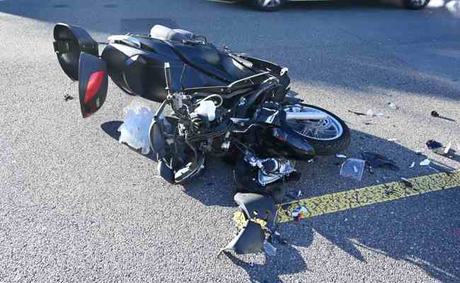 Rollerfahrer prallt in Auto und ein 75-Jähriger war betrunken am Steuer