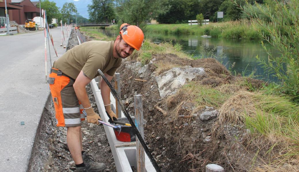 Polier Niklaas Nigg ist mit zwei Mitarbeitern bis Ende Oktober am Binnenkanal in Rüthi an der Arbeit.