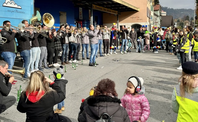 Konfetti, Seifenblasen und Bonbons: Die Fasnacht ist eröffnet