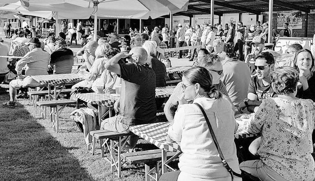 Die Supporter konnten das Oktoberfest geniessen und gleichzeitig das Spiel mitverfolgen. Bild: pd