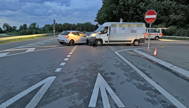 Ohne Führerausweis und fahrunfähig: 49-Jährige verursacht Unfall