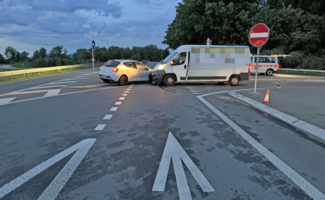 Ohne Führerausweis und fahrunfähig: 49-Jährige verursacht Unfall