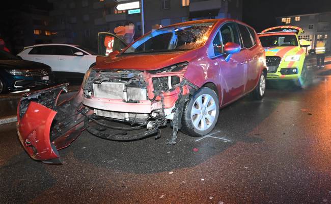 Autofahrer übersieht beim Abbiegen Motorradfahrer - eine Person verletzt