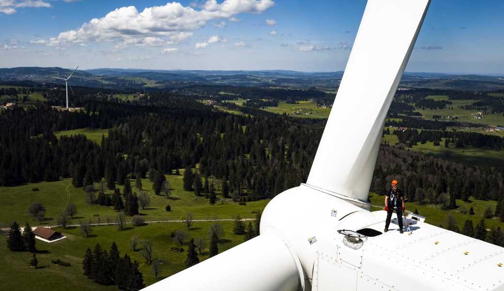 Der Bau von Windkraftwerken ähnlich diesem auf dem Mont Soleil im Berner Jura ist mit finanziellen Risiken verbunden. Michael Schöbi wünschte sich mehr Planungssicherheit für solche Investitionen zugunsten der Energieversorgung.