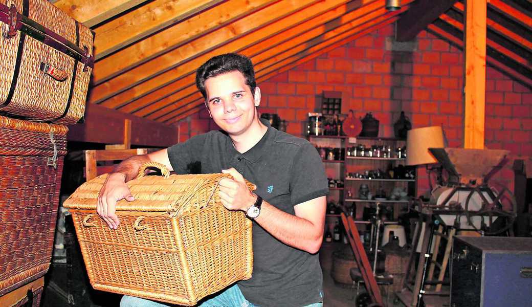 Steffan Arends in seinem Reich: auf über 400 Quadratmetern lagern auf einem Rüthner Dachboden viele hunderte Requisiten, die thematisch in Abteilen geordnet sind. Bild: Cécile Alge	 Steffan Arends in seinem Reich: auf über 400 Quadratmetern lagern auf einem Rüthner Dachboden viele hunderte Requisiten, die thematisch in Abteilen geordnet sind. Bild: Cécile Alge