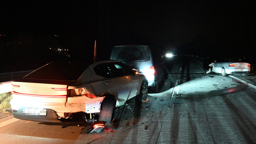 Vier Autos in Verkehrsunfall auf der A13 verwickelt – Autobahn über zwei Stunden gesperrt