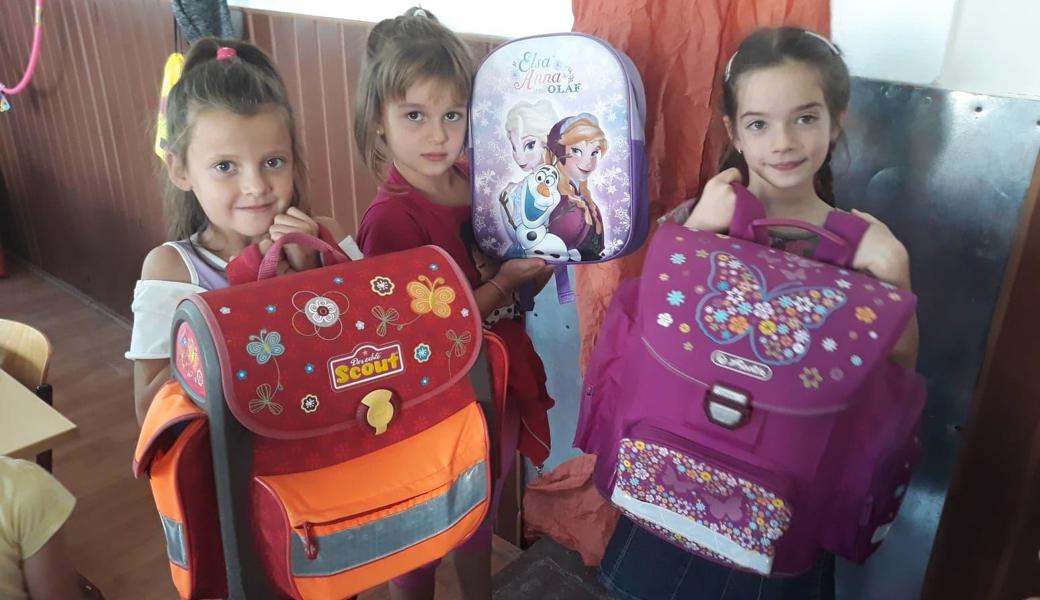 Die Schülerinnen mit ihren neuen Schultaschen