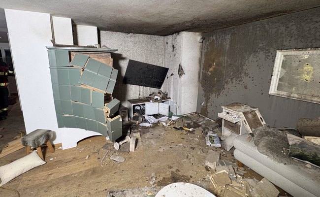 Kachelofen zersprang, während er eingeheizt wurde