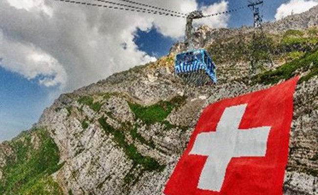 Wegen der schlechten Wetterprognosen: Die Schweizerfahne wird auf der Schwägalp ausgerollt