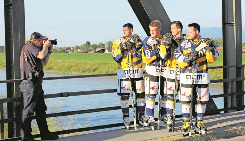 Die SCR-Österreicher Dominic Pfeiffer, Patrick Gschliffner, Adrian Ströhle und Martin Grabher-Meyer lassen sich auf der Wiesenrainbrücke (bei der «Habsburg») ins Bild setzen. 