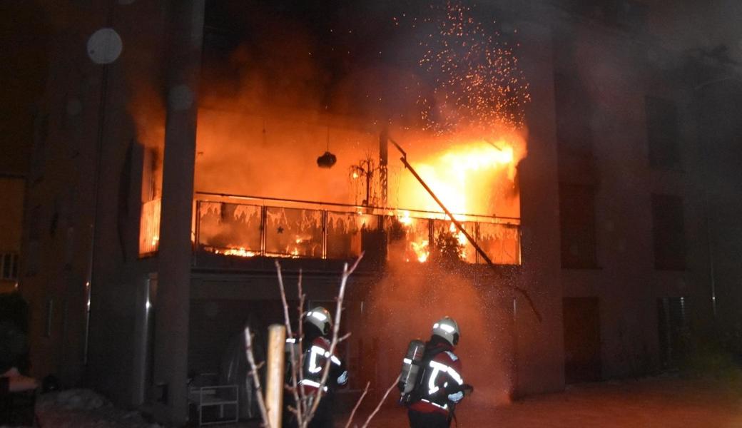 Die Feuerwehr traf auf einen Balkon in Vollbrand.