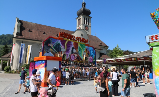 Mit der Kilbibahn hoch hinaus und dann an einen Schattenplatz