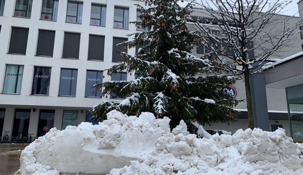 Aus Weiss ward Grau. Zum Glück trägt der Baum am Markt in Heerbrugg rote Kugeln