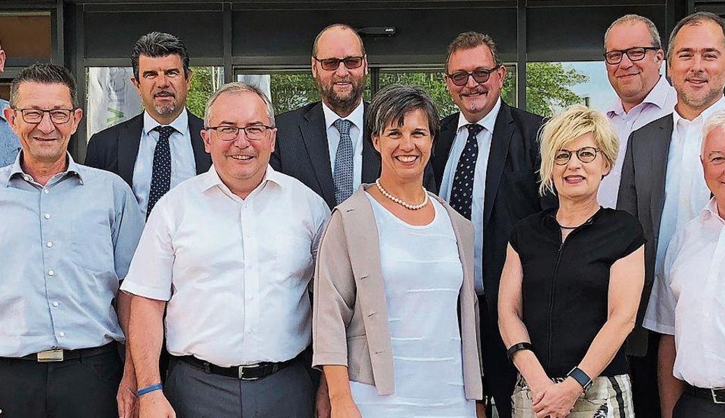 In Winterthur traf sich eine Rheintaler Delegation mit Astra-Vertretern zum Austausch über die Rheintaler Autobahnanschlüsse. Dabei waren Reto Friedauer, Christa Köppel, Ruedi Mattle, Christian Sepin und Roland Wälter als Gemeindepräsidenten, Nationalrat Thomas Ammann und Sabina Saggioro vom Verein St. Galler Rheintal. Sie diskutierten unter anderem mit Astra-Direktor Jürg Röthlisberger (ganz links).