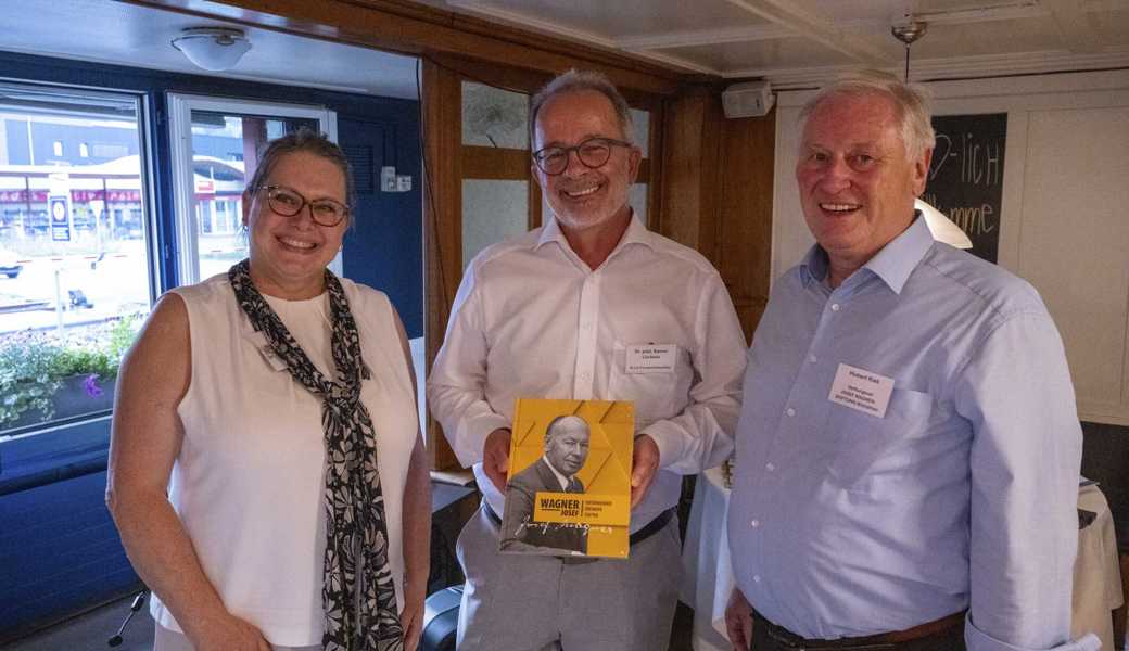 Heike Faistlinger, Rainer Lächele und Hubert Riek (von links) präsentieren das Buch über das Leben und Wirken des Stiftungsgründers Josef Wagner.  Heike Faistlinger, Rainer Lächele und Hubert Riek (von links) präsentieren das Buch über das Leben und Wirken des Stiftungsgründers Josef Wagner.
