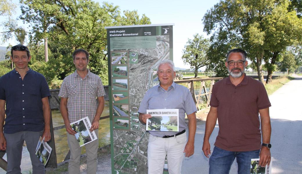 Sie präsentierten das Hochwasserschutzprojekt Rheintaler Binnenkanal gleich mit dem Hintergrund der «Drei Brücken» : Matthias Kreis, Geschäftsführer Melioration Rheinebene, Roland Hollenstein, Projektleiter, Roland Wälter, Präsident Zweckverband Rheintaler Binnenkanal, und Sascha Weder, Geschäftsführer RBK. (v. l.)