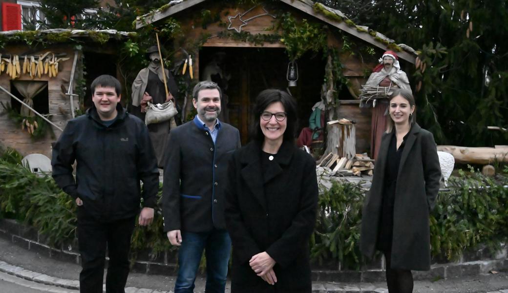 Irene Schocher feierte gestern ihren Wahlsieg mit ihrer Familie, mit ihrem Lebenspartner Ivo Gubser und mit ihren Kindern Fabian (ganz links) und Sandra Schocher (rechts). Fürs Foto stellten sie sich vor der Büchler Krippe wenige Meter von ihrem Zuhause auf.
