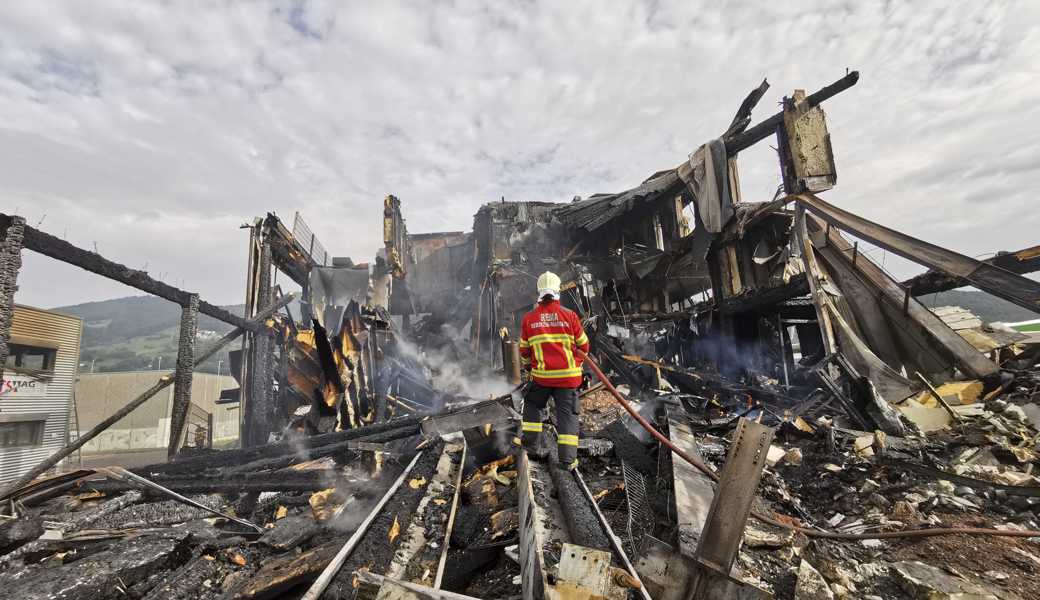 Letzte Löscharbeiten in der Brandruine nach dem Grossbrand vom Dienstag, 21. Juni 2022 an der Industriestrasse in Rebstein.