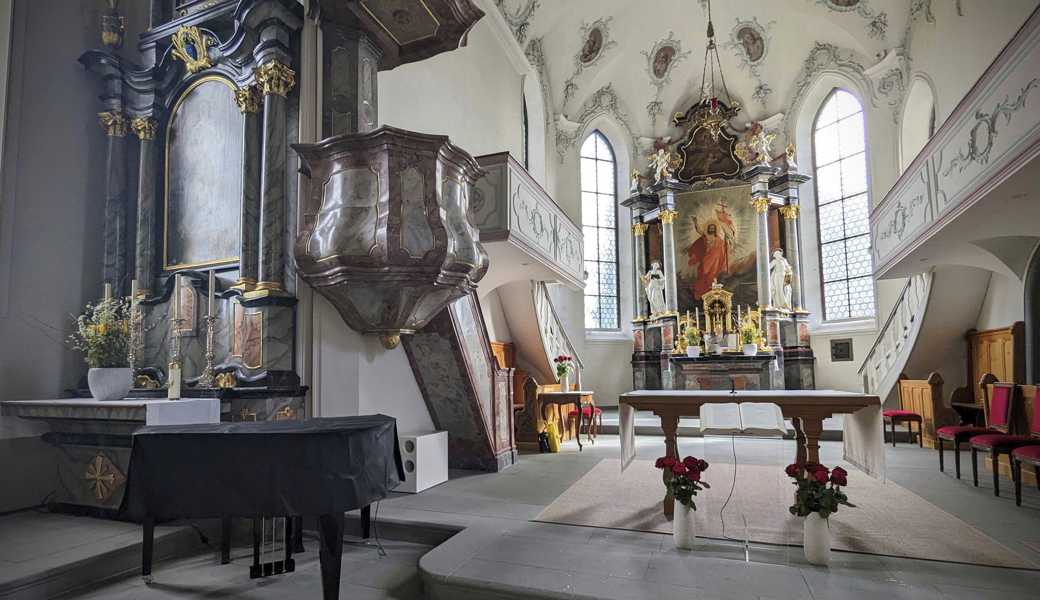 Ein Kirchbürger stört sich am hybriden Konzertflügel im Altarraum der Kirche Thal.