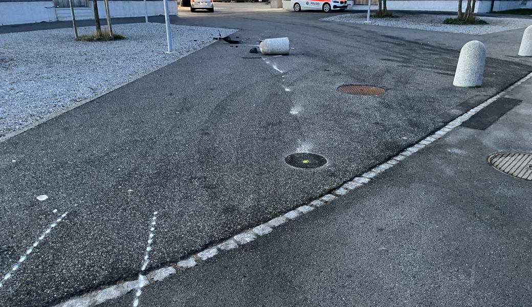 Bei der Behindertenwerkstätte des Rhyboots fuhr der Mann in einen Betonpoller.