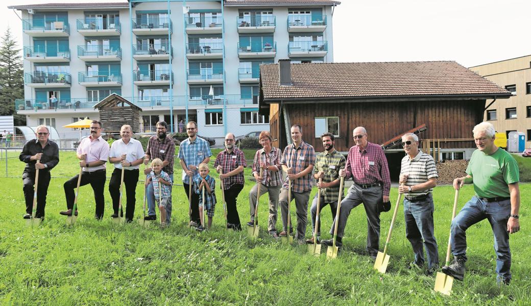 Von links: Werner Schluchter, Architekt; Robert Raths, Gemeindepräsident; Felix Bischofberger, Gemeinderat; Christian Meier, Verwaltungsrat; Daniel Meier, Verwaltungsrat; Werner Meier, Verwaltungsratspräsident; Erika Meier; Werner Meier, Verwaltungsrat; Philipp Meier, Verwaltungsrat; Ernst Weiss, Verwaltungsrat; Felix Wagner, Ingenieur; Markus Keller, Baumeister; vorne: Lian und Damian Burri. 