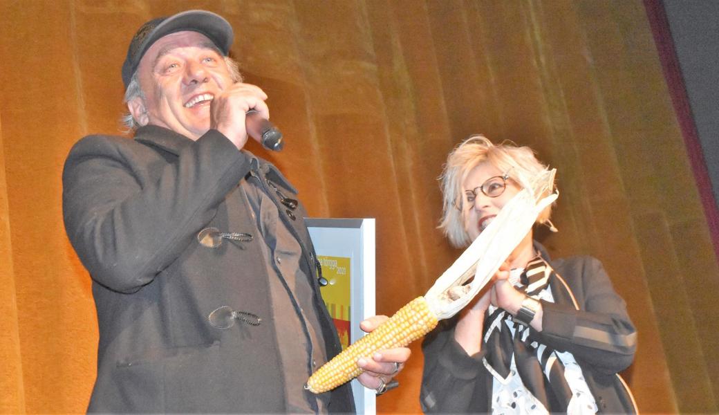 Carlo Lorenzi erhielt von Christa Köppel den «Goldiga Törgga»: «Ich weiss gar nicht was sagen – ausser: Danke!»  Carlo Lorenzi erhielt von Christa Köppel den «Goldiga Törgga»: «Ich weiss gar nicht was sagen – ausser: Danke!»