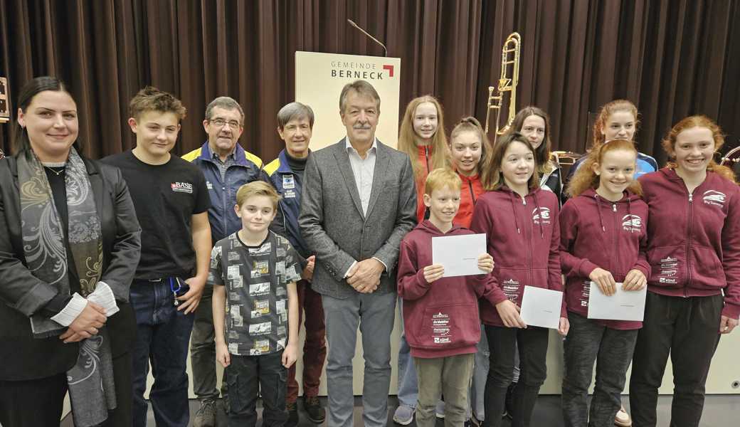 Gemeindepräsidentin Shaleen Mastroberardino (v. l.), Lenny Olschewski (Snowboardcross), Mario Ammann (OL), Lenny Forster (Kunstturnen), Monika Ammann (OL), Christian Siegrist (Bernecker des Jahres 2023), Leni Leufen (RG), Rafael Wohlgensinger (Schwimmen), Lea Schefer (RG), Katrin Knobelspiess (Schwimmen), Sarina Mattle (Faustball), Florina Wohlgensinger (Schwimmen), Amélie Thurnherr (Badminton), Ladina Wohlgensinger (Schwimmen). 