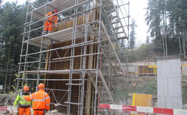Brückenpfeiler ragen himmelwärts