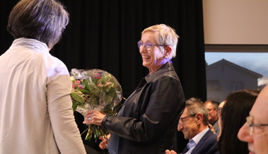 Ein Blumenstrauss wurde Barbara Friedauer überreicht – als Dank für die vielen Stunden, in denen sie auf ihren Mann verzichten musste, während er das Amt des Präsidenten des Vereins St. Galler Rheintal ausübte.