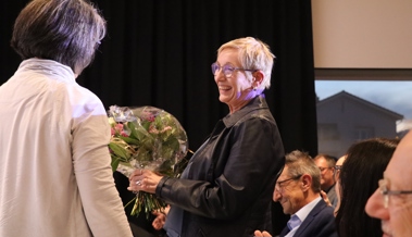 Ein Blumenstrauss wurde Barbara Friedauer überreicht – als Dank für die vielen Stunden, in denen sie auf ihren Mann verzichten musste, während er das Amt des Präsidenten des Vereins St. Galler Rheintal ausübte. Ein Blumenstrauss wurde Barbara Friedauer überreicht – als Dank für die vielen Stunden, in denen sie auf ihren Mann verzichten musste, während er das Amt des Präsidenten des Vereins St. Galler Rheintal ausübte.