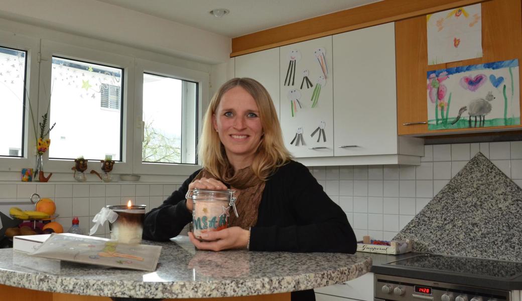 «Damit euer Stern noch lange leuchtet», steht auf Neahs Urne geschrieben. Nicole Knobelspiess spricht offen über ihr Schicksal, Mutter von fünf Sternenkindern zu sein.     «Damit euer Stern noch lange leuchtet», steht auf Neahs Urne geschrieben. Nicole Knobelspiess spricht offen über ihr Schicksal, Mutter von fünf Sternenkindern zu sein.