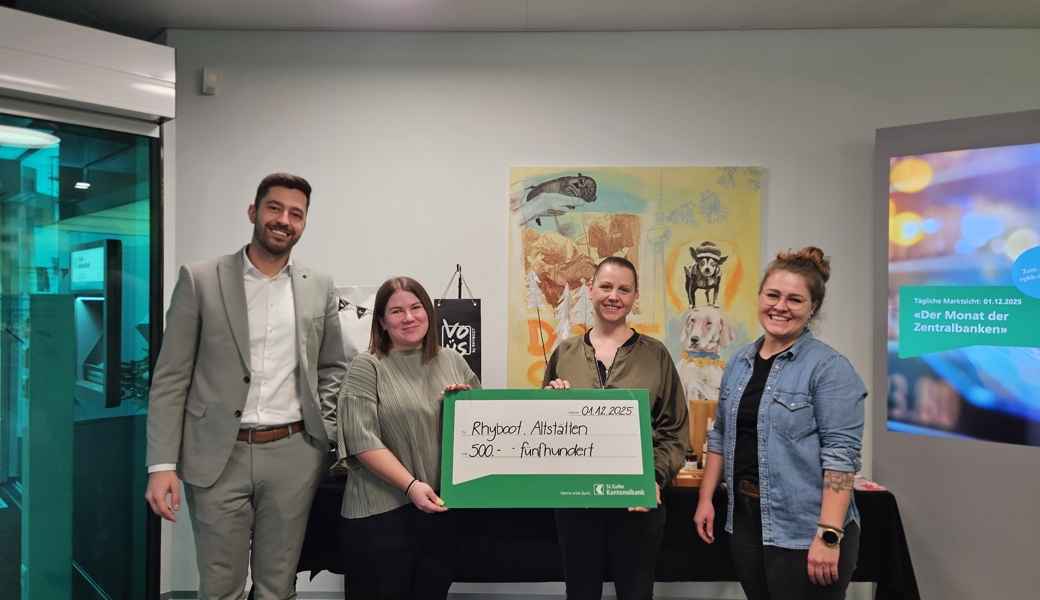 v.l.: Damir Rajic (Stv. Leiter Niederlassung), Marie-Anne Kuster (Fachspezialistin Privatkunden), Sarah Krättli (Mitarbeiterin Rhyboot) Daria Graf (Gruppenleitung Kreativwerkstatt Rhyboot)