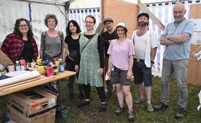 So entsteht Kunst: Gemeindewiese wird für zwei Wochen zum Künstlerdorf