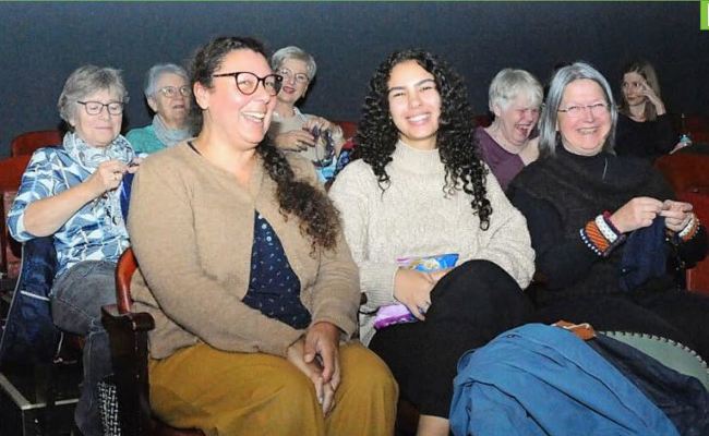 Wolle, Film und Geselligkeit - so läuft es beim Strickkino mit Wohnzimmeratmosphäre