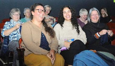 Wolle, Film und Geselligkeit - so läuft es beim Strickkino mit Wohnzimmeratmosphäre Wolle, Film und Geselligkeit - so läuft es beim Strickkino mit Wohnzimmeratmosphäre