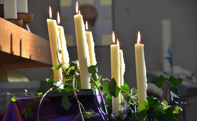 Ein Licht für verstorbene Angehörige und Freunde an Allerseelen anzünden