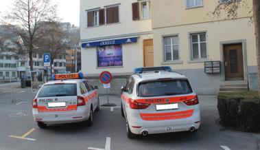 Opfer gepackt und brutal verletzt