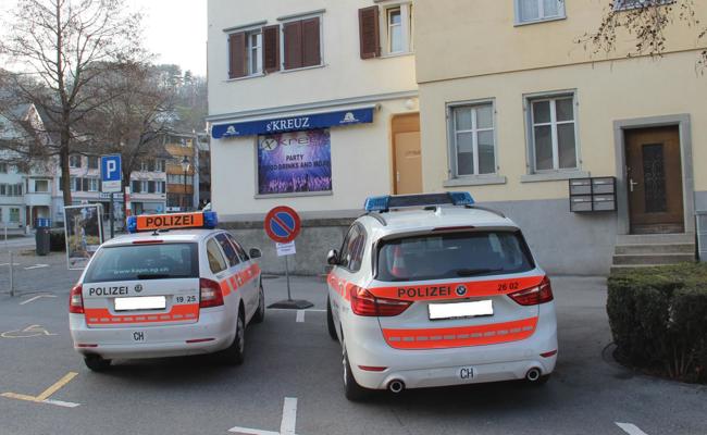 Opfer gepackt und brutal verletzt